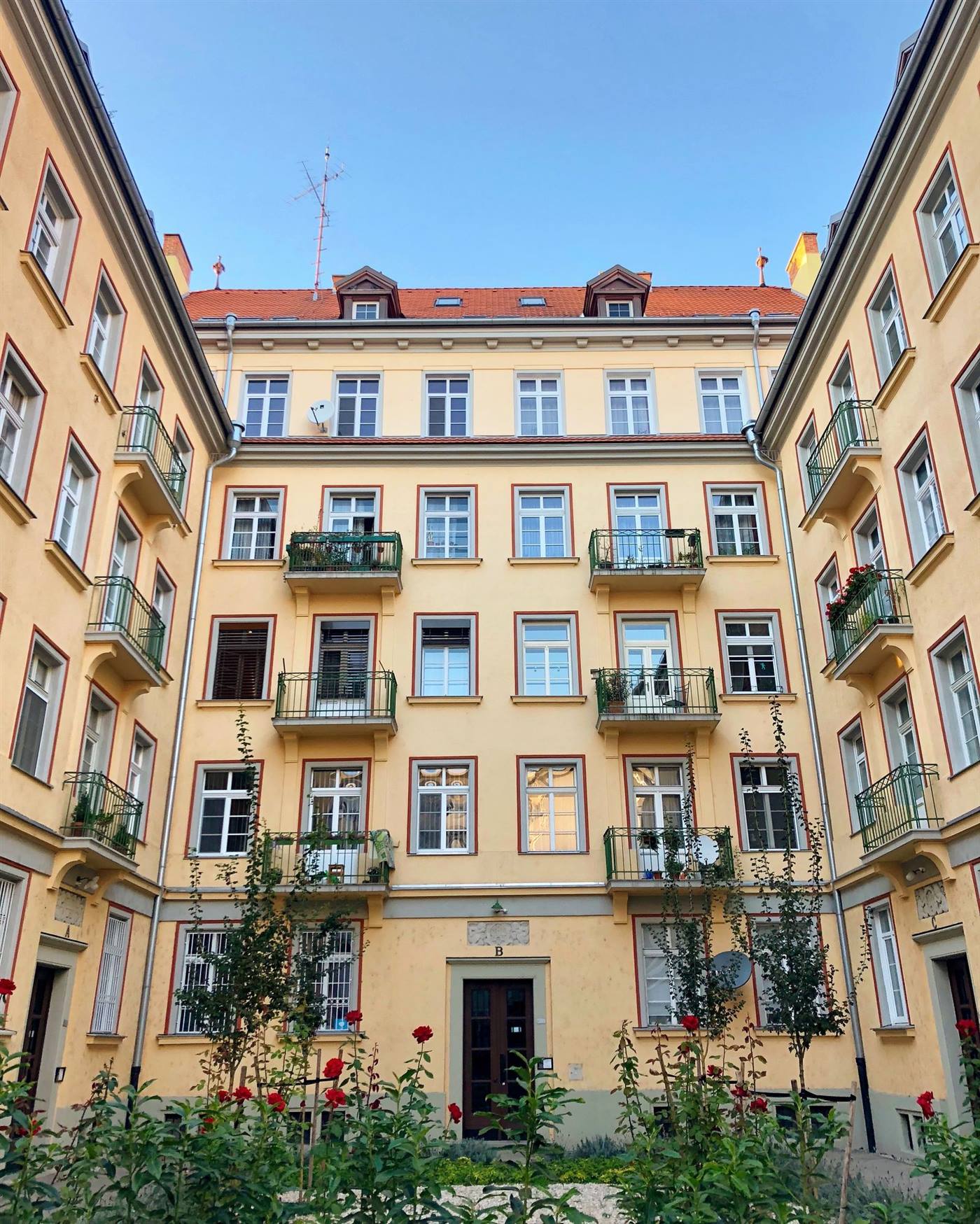 Nachher: Mehrfamilienhaus mit gepflegter Außenanlage